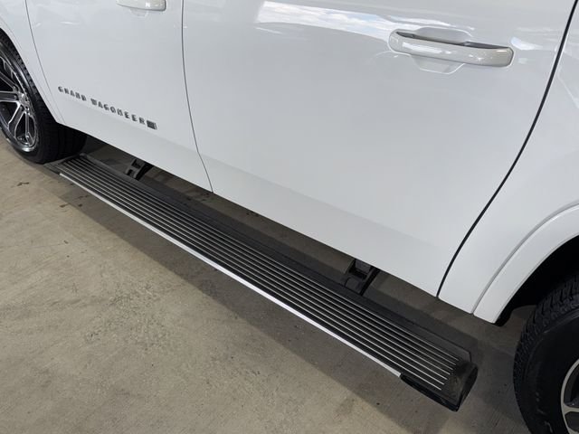 Used 2023 Bright White Clearcoat Jeep Base image 40