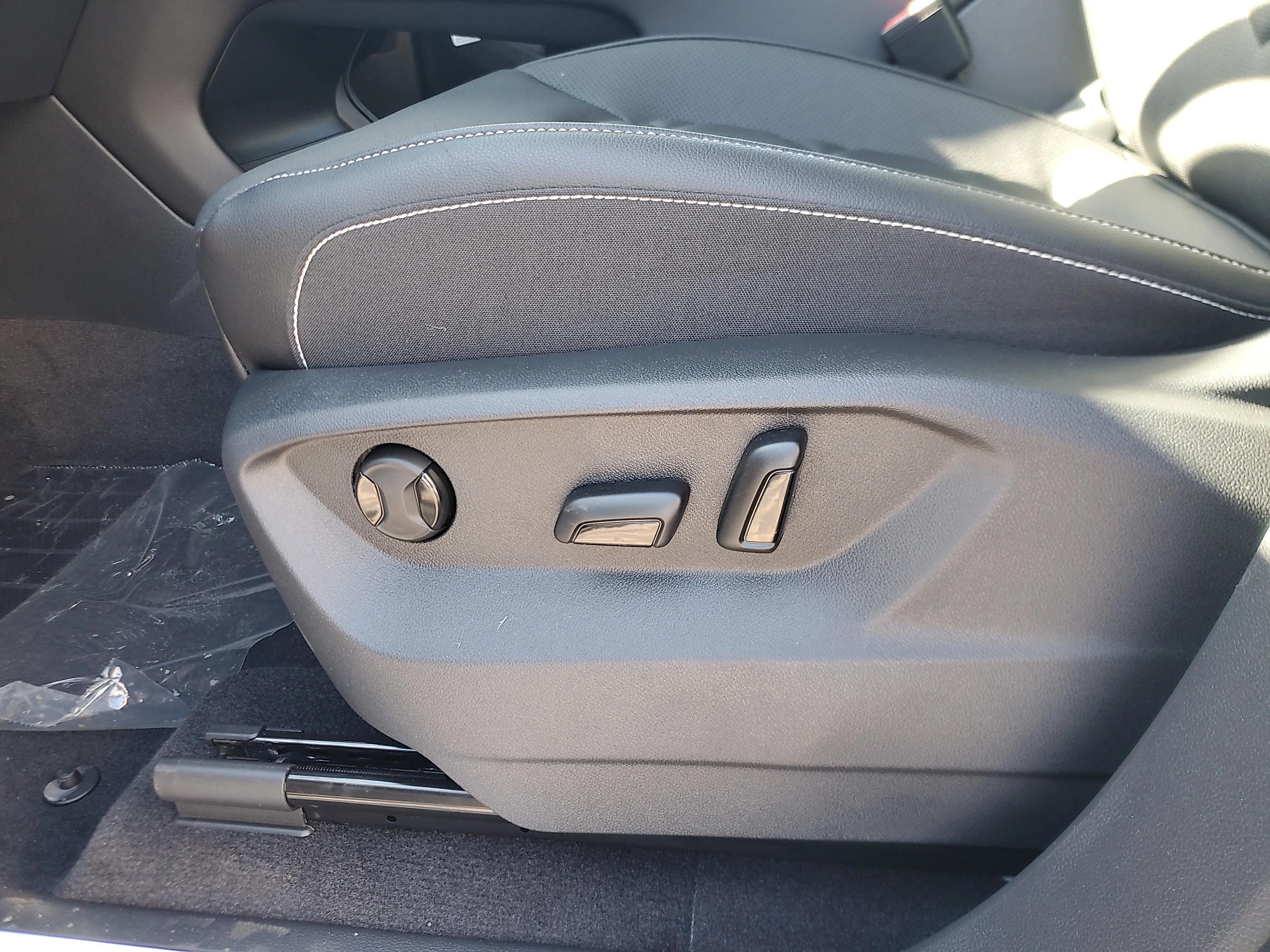 New 2026 White Volkswagen 2.0T SE w/Technology image 16