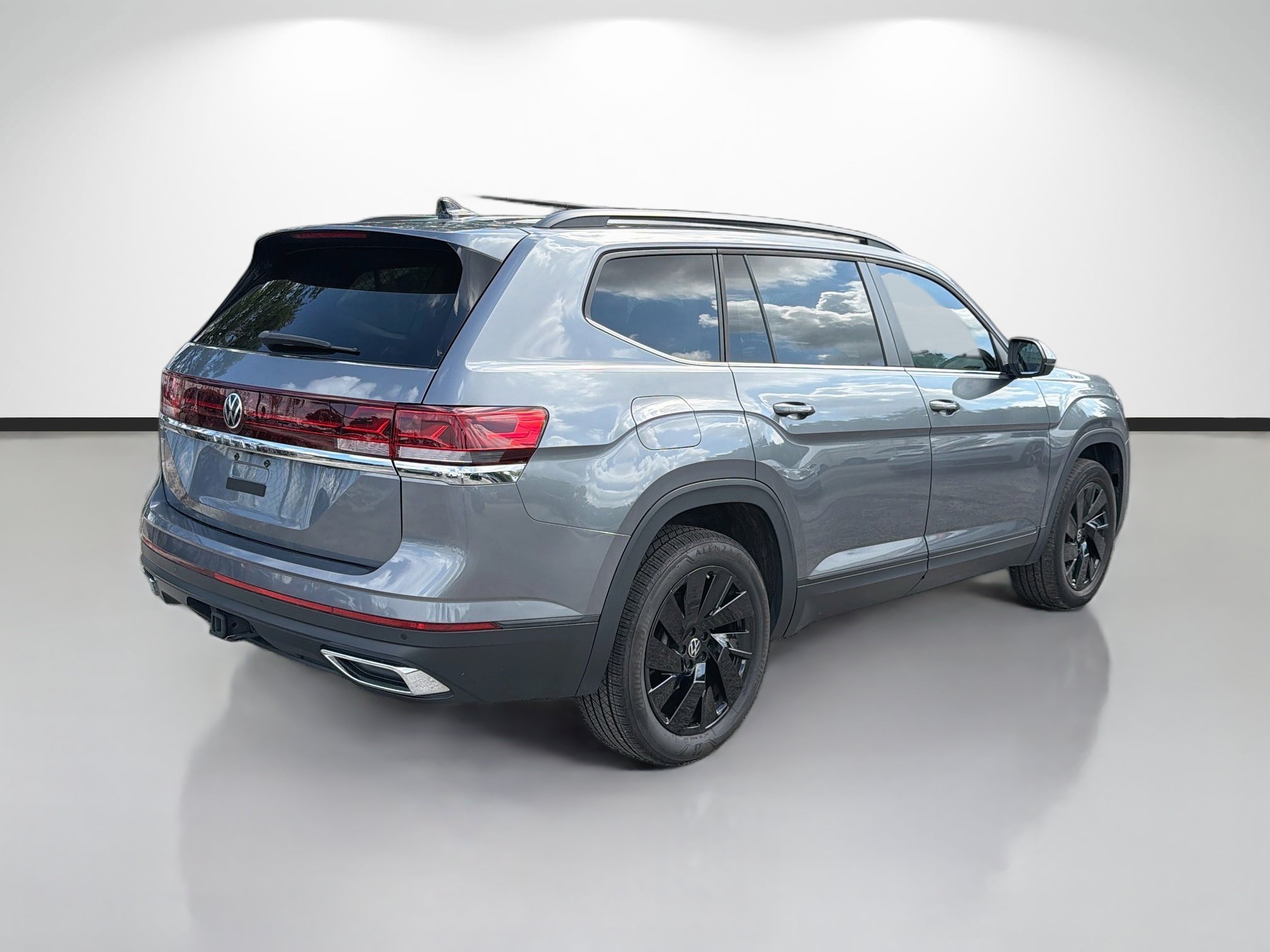 Used 2024 Gray Volkswagen 2.0T SE w/Technology image 3