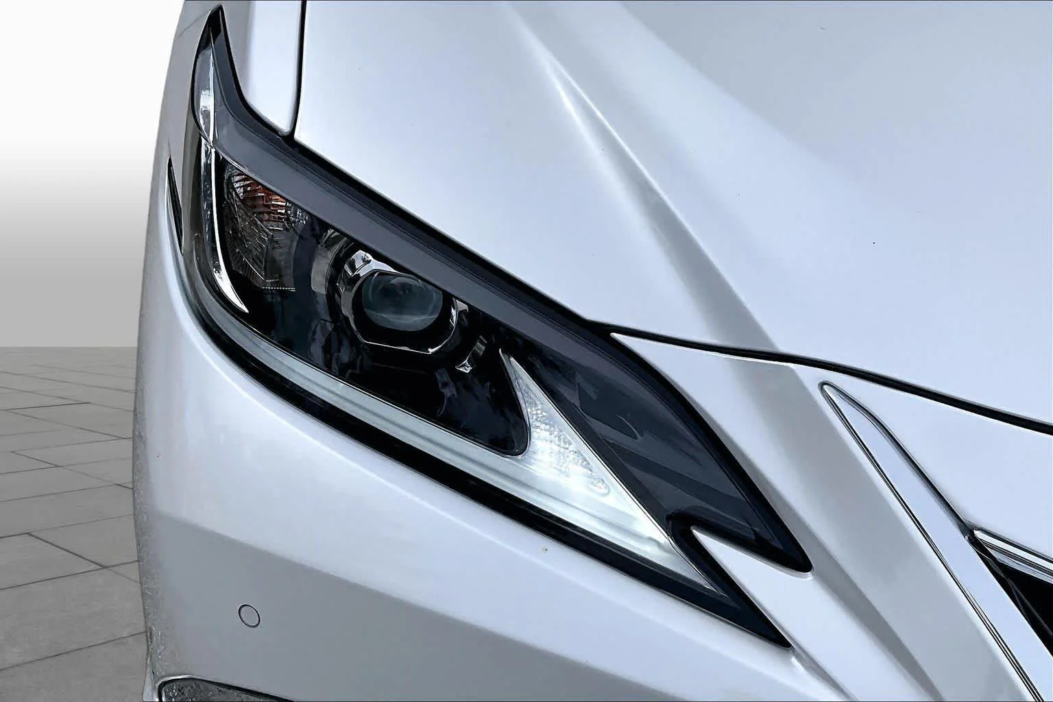 Used 2025 Eminent White Pearl Lexus  image 28