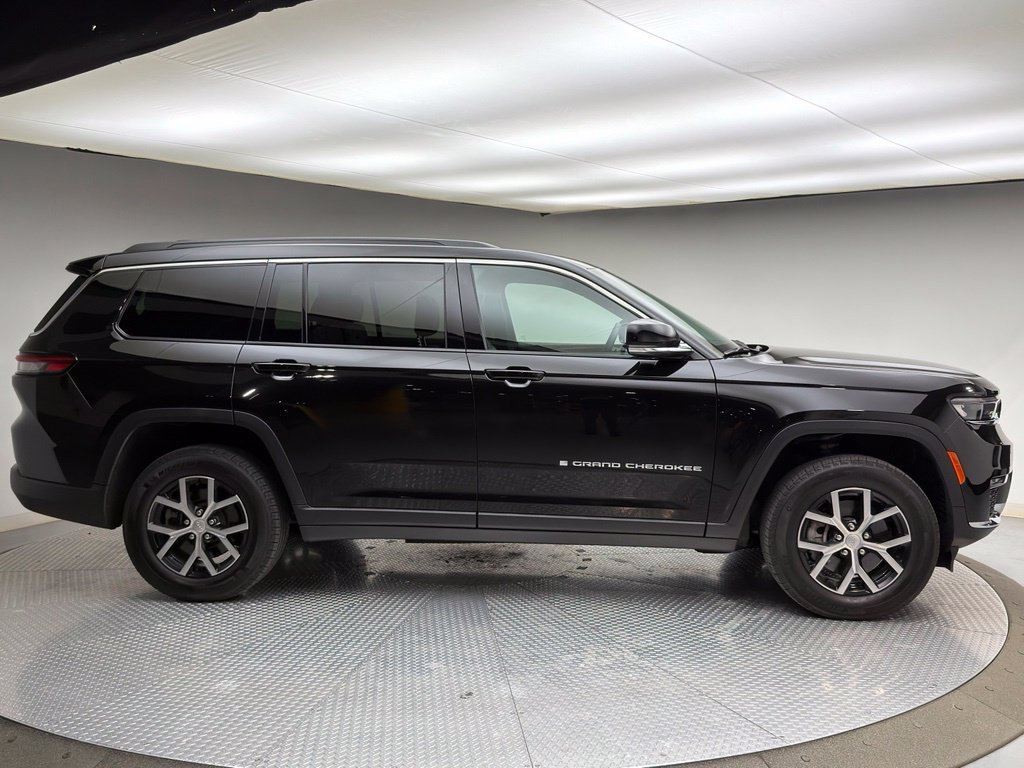 Used 2025 Diamond Black Jeep Limited image 4