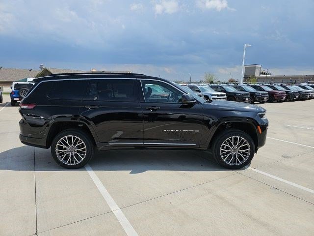 New 2026 Diamond Black Crystal Pearlcoat Jeep Summit image 6