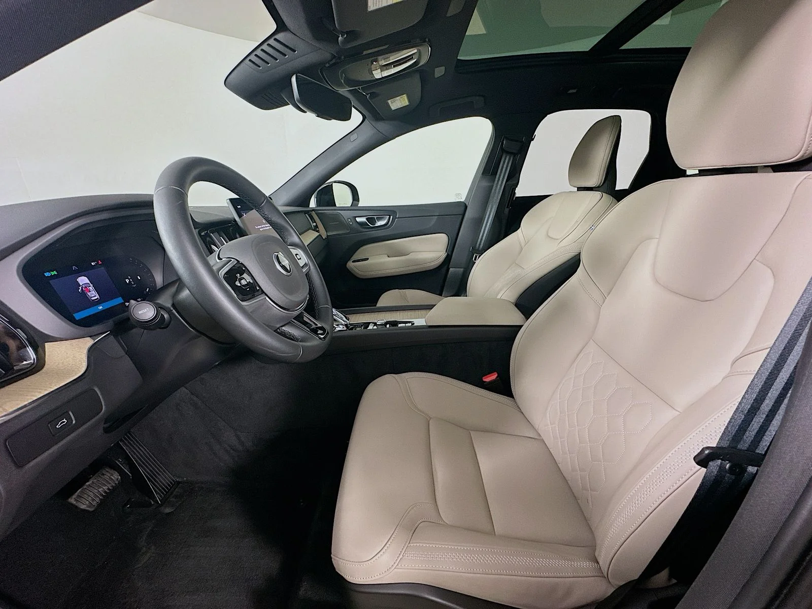2026 Volvo XC60 Plus - Photo 33