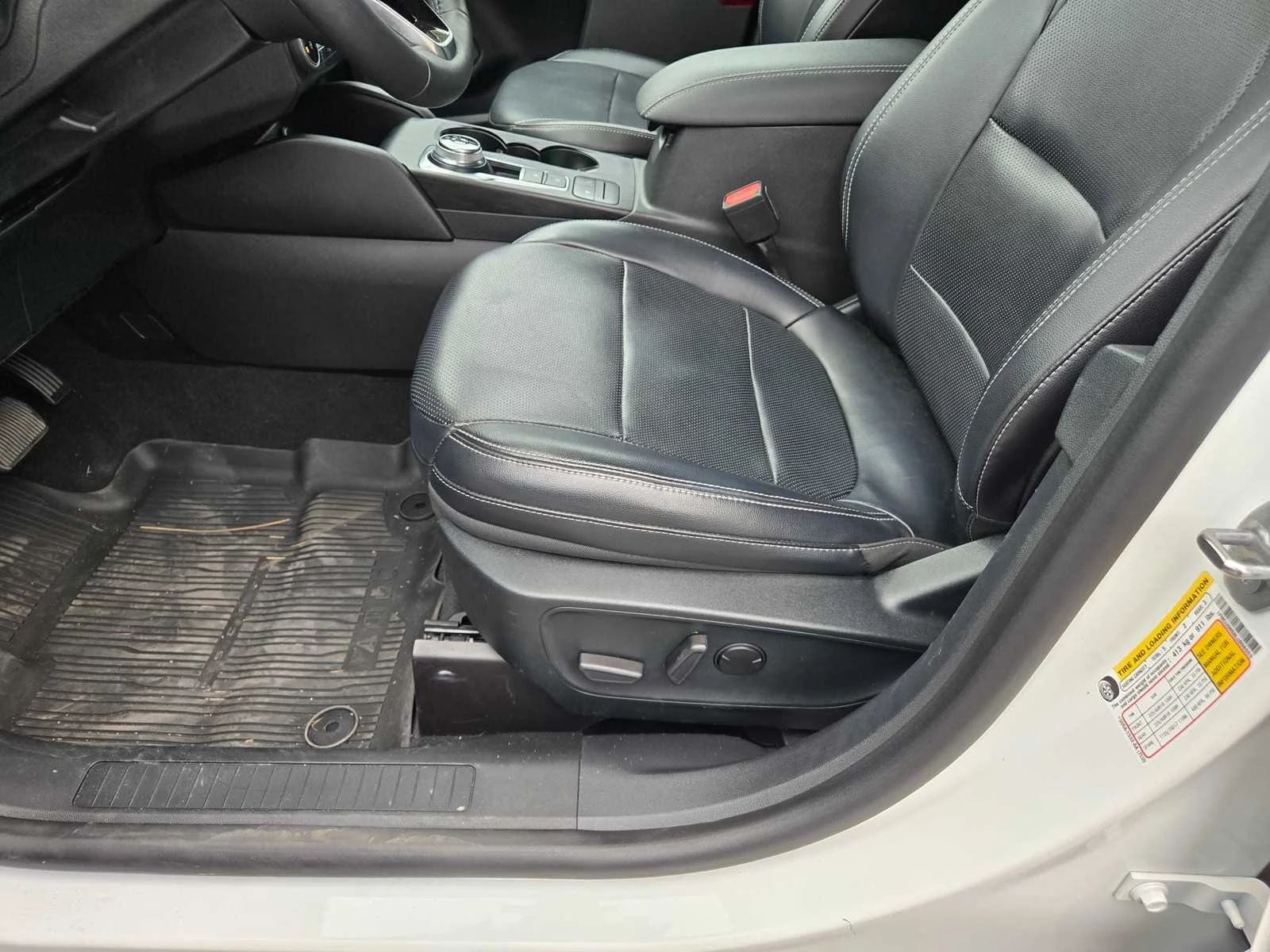 Used 2020  Ford SEL image 24