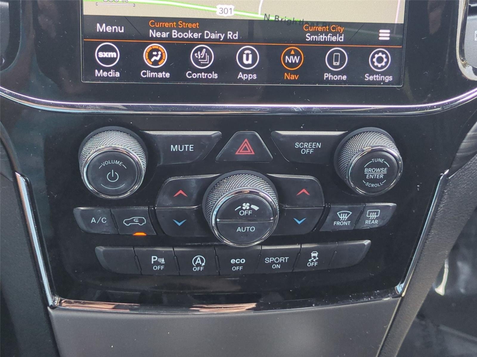 Used 2022 Diamond Black Crystal Pearlcoat Jeep Laredo X image 28