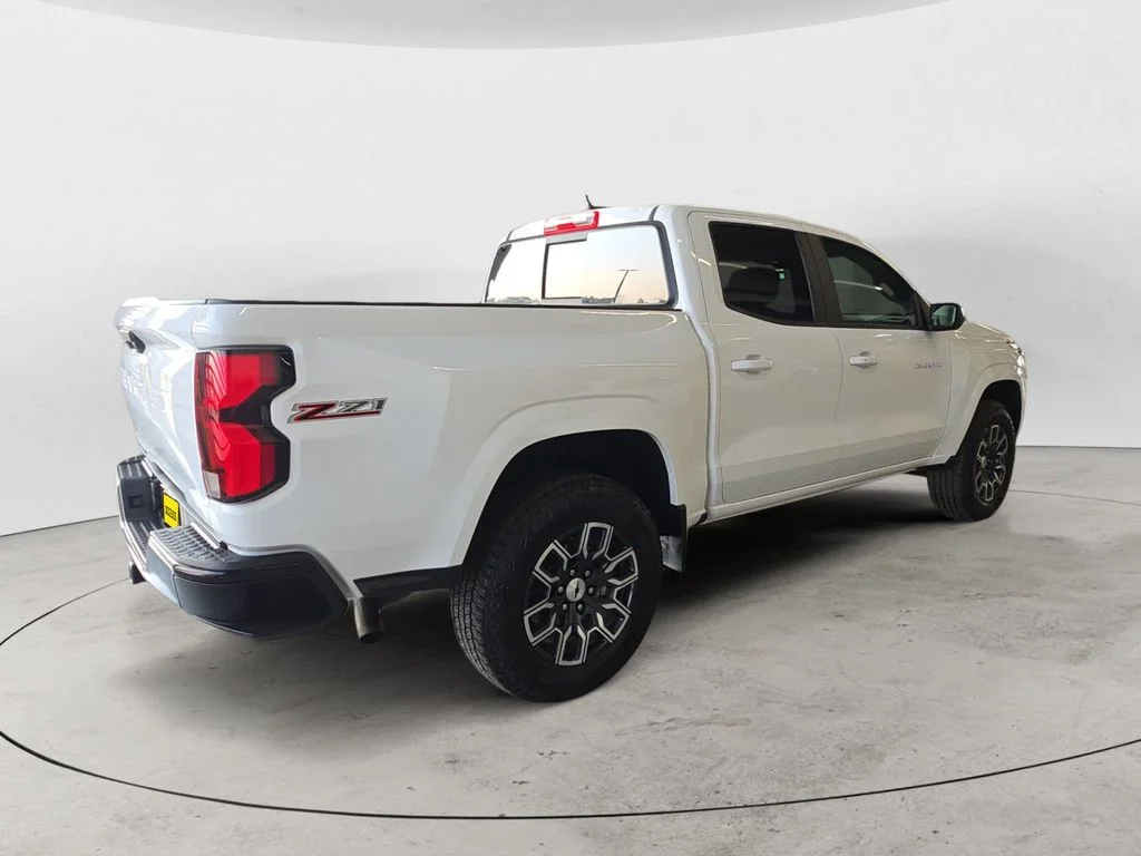 Used 2023 White Chevrolet Z71 image 5