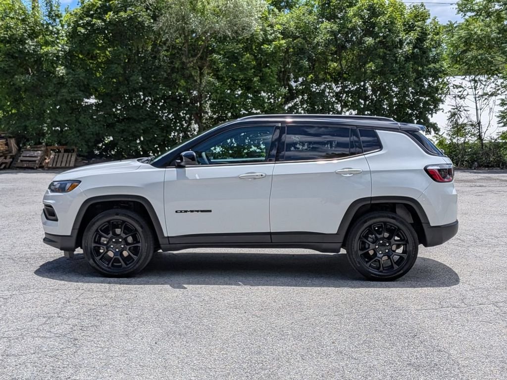 Used 2022 White Jeep Latitude image 8