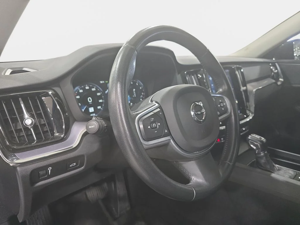 Used 2020 Pine Gray Metallic Volvo T6 Momentum image 24