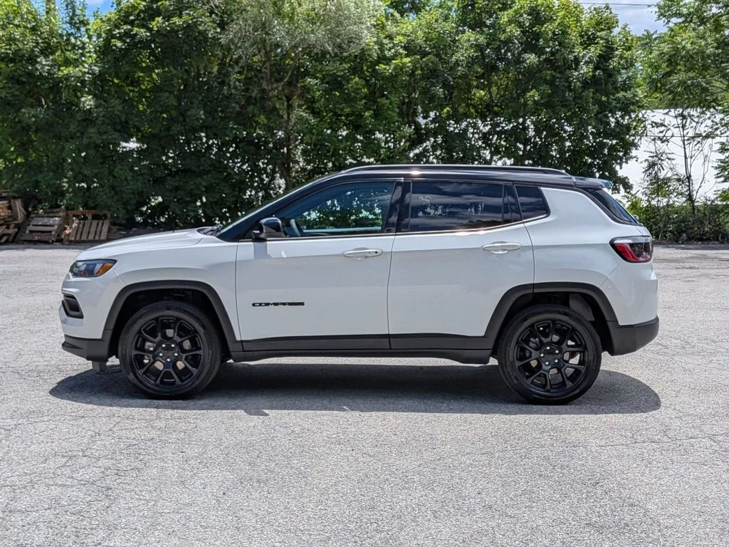 Used 2022 White Jeep Latitude image 8