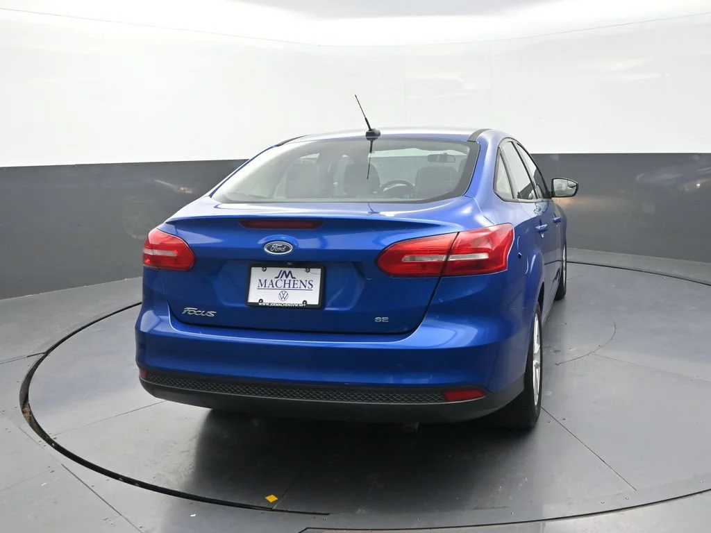 Used 2018 Blue Ford SE image 9