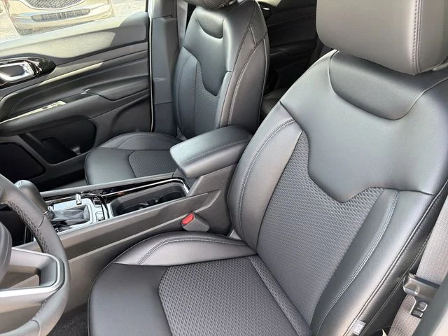 New 2026 Bright White Clearcoat Jeep Latitude image 19
