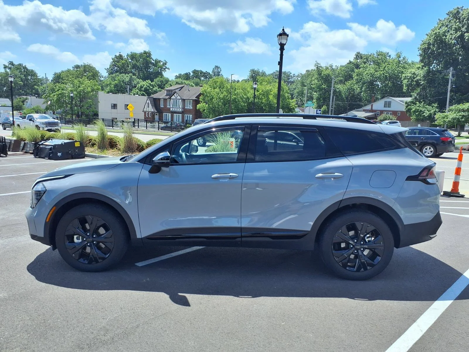 Used 2025 Wolf Gray Kia X-Line image 31