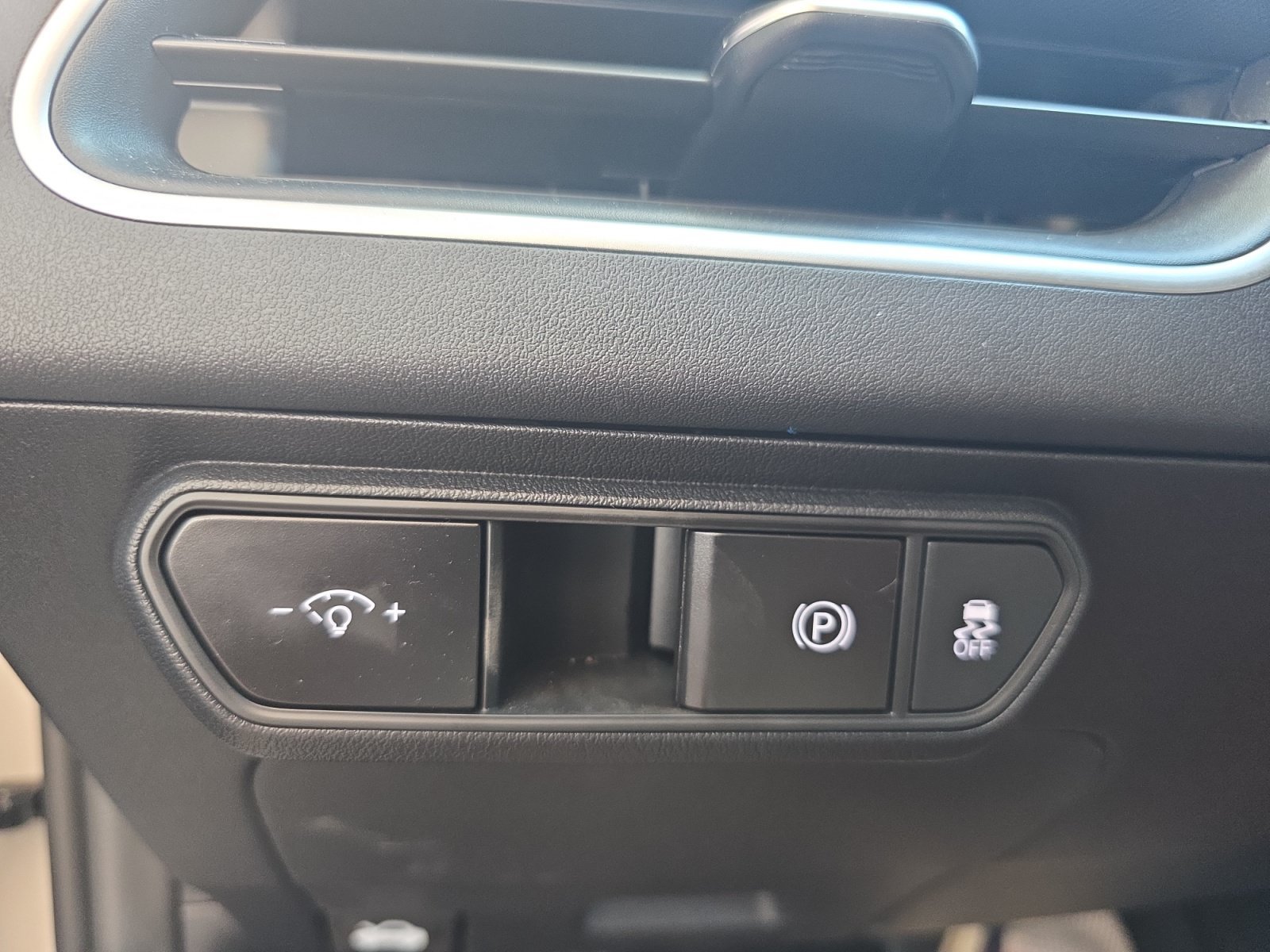 Certified Used 2025 Snow White Pearl Kia LX image 25