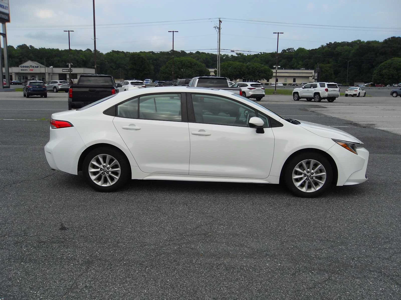 Used 2020 Super White Toyota LE image 6