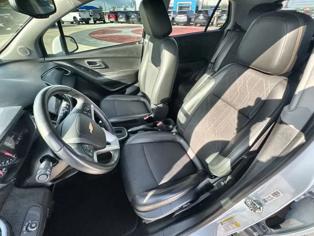 Used 2018 SUMMIT WHITE Chevrolet LT image 19