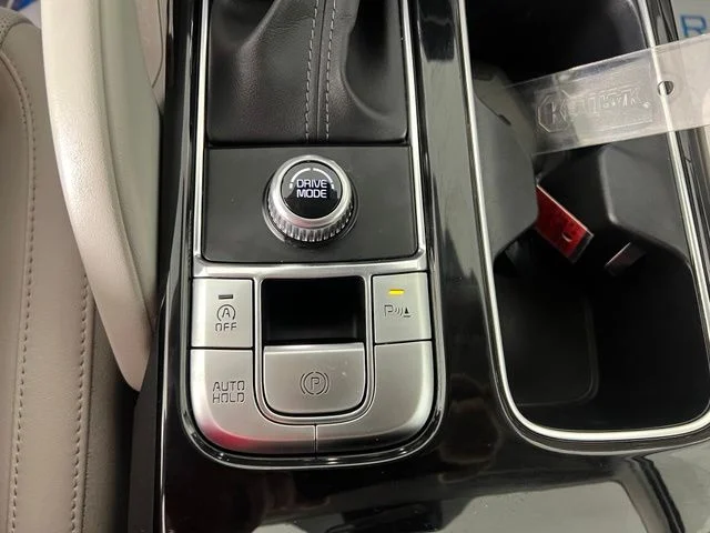 Used 2023 White Kia S image 24