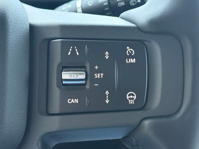 New 2026 Woolstone Green Land Rover X-Dynamic SE image 18