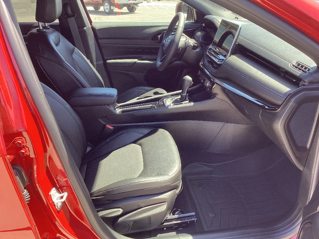 Used 2026 Red Hot Pearlcoat Jeep Latitude Altitude image 15