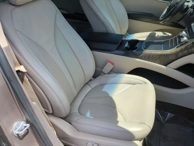 Used 2019 Brown Lincoln Select image 24