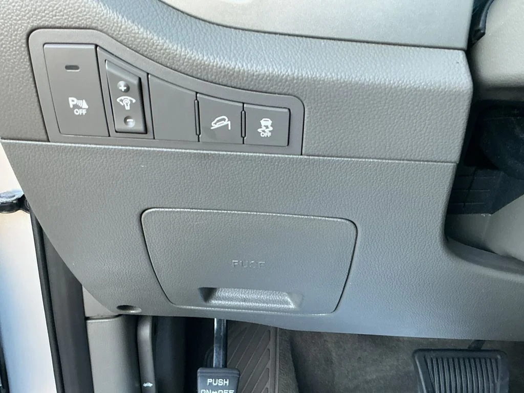 Used 2013 Silver Kia EX image 19