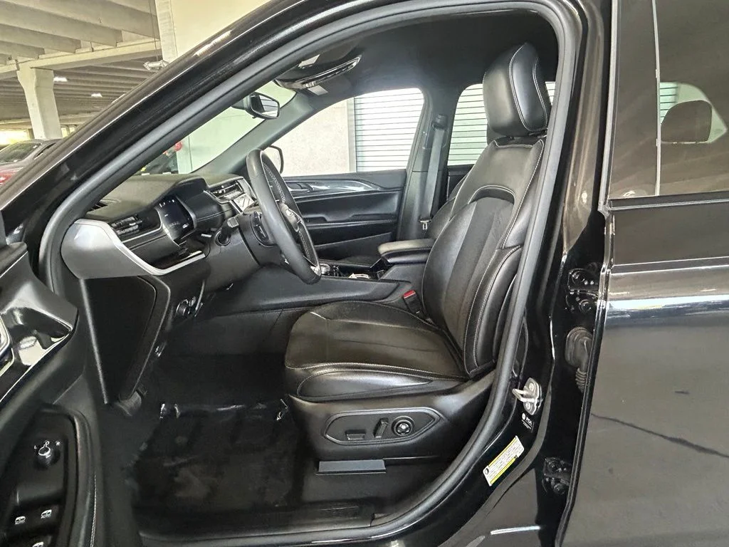 Used 2023 Diamond Black Crystal Pearlcoat Jeep Altitude image 16