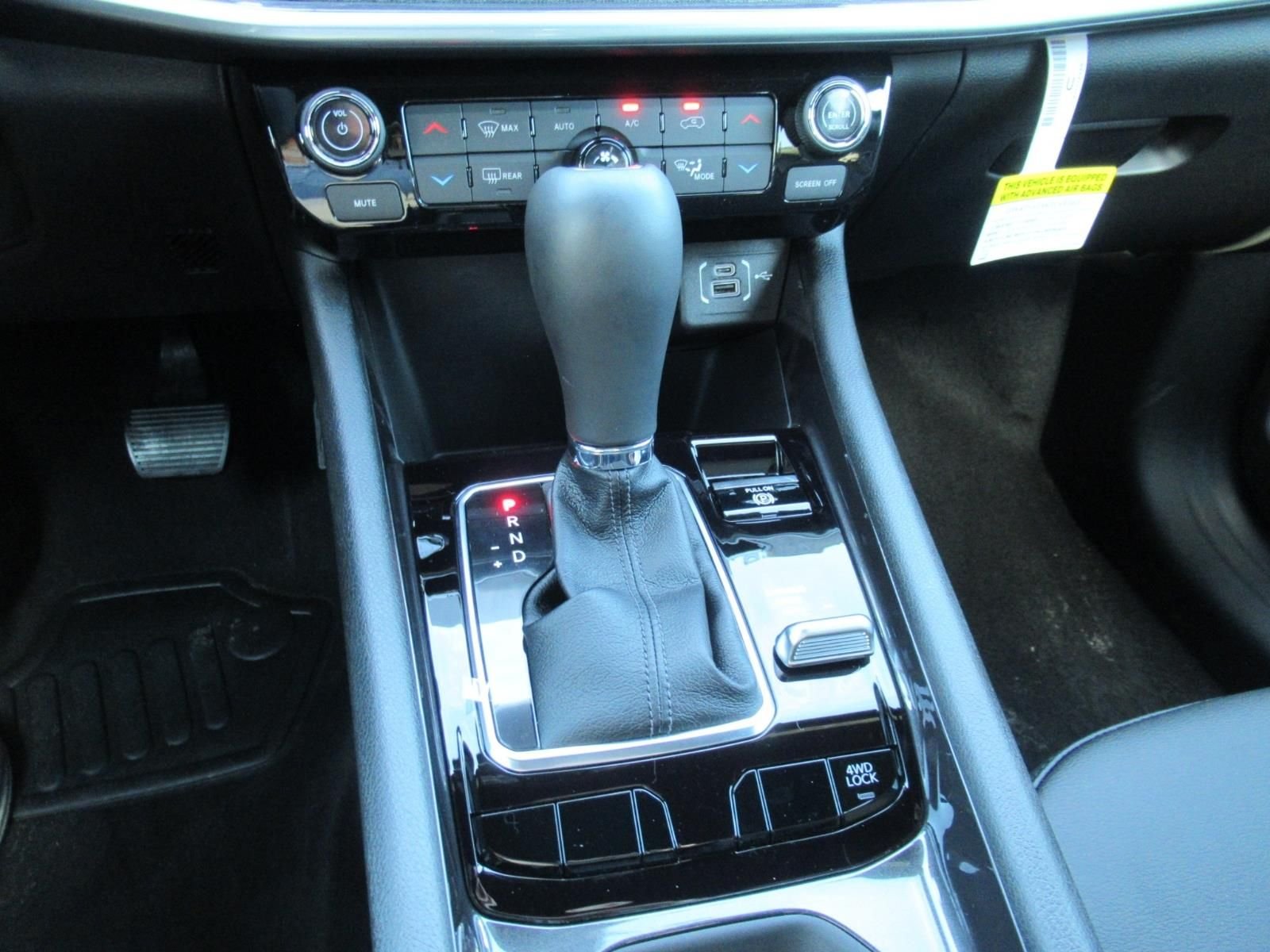New 2026 Diamond Black Crystal Pearlcoat Jeep Latitude image 29