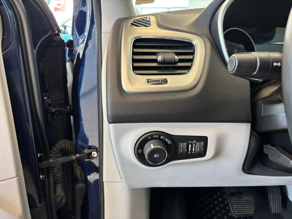 Used 2018 Blue Jeep Latitude image 16