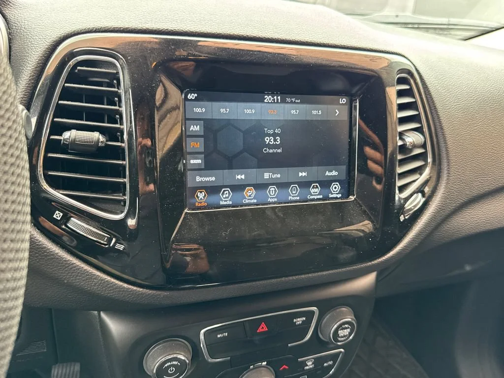 Used 2021  Jeep Altitude image 19