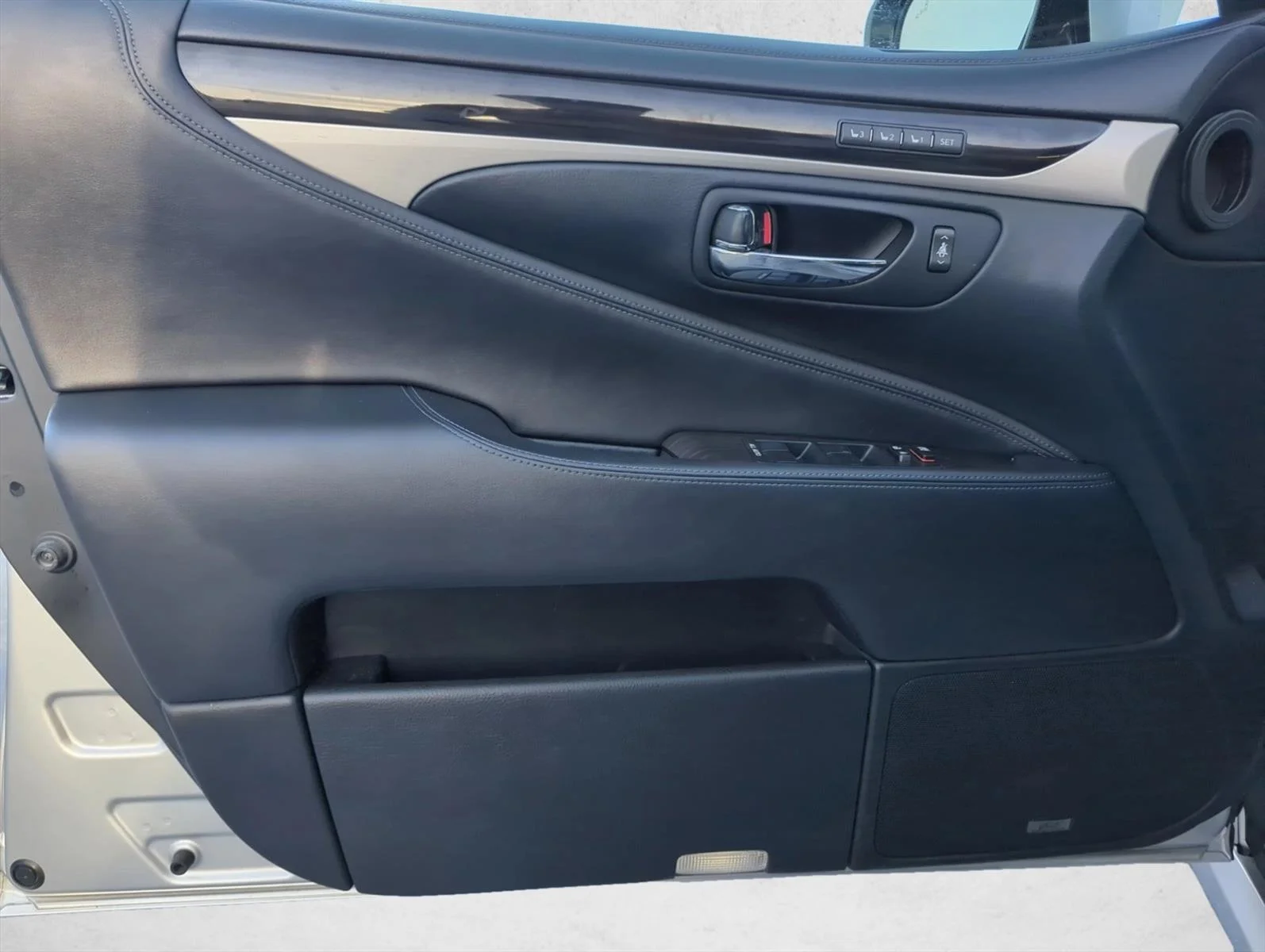 Used 2014 Liquid Platinum Lexus  image 9