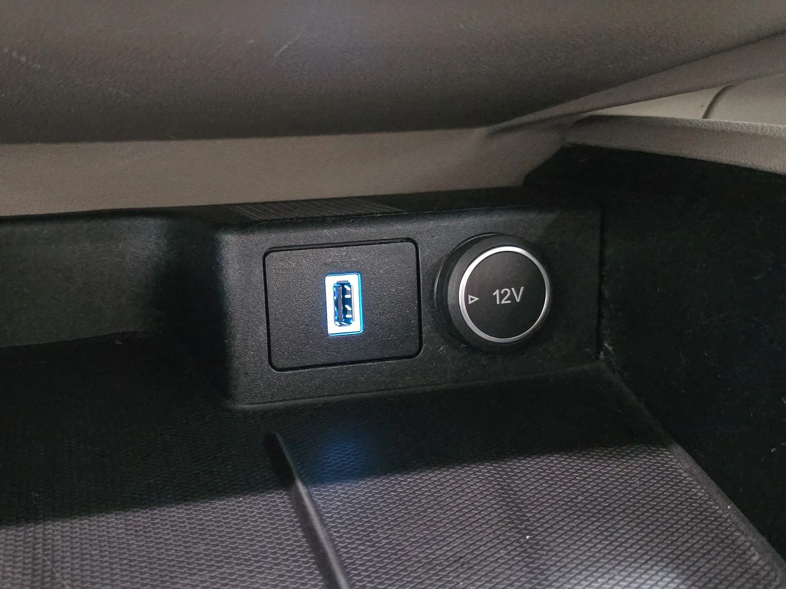 Used 2020 Silver Ford SEL image 29