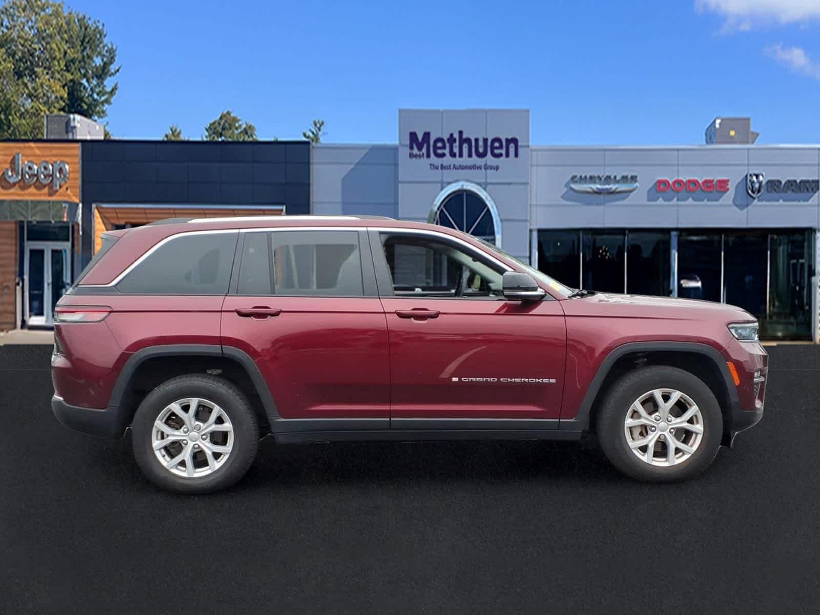 Used 2023 Velvet Red Pearlcoat Jeep Limited image 3