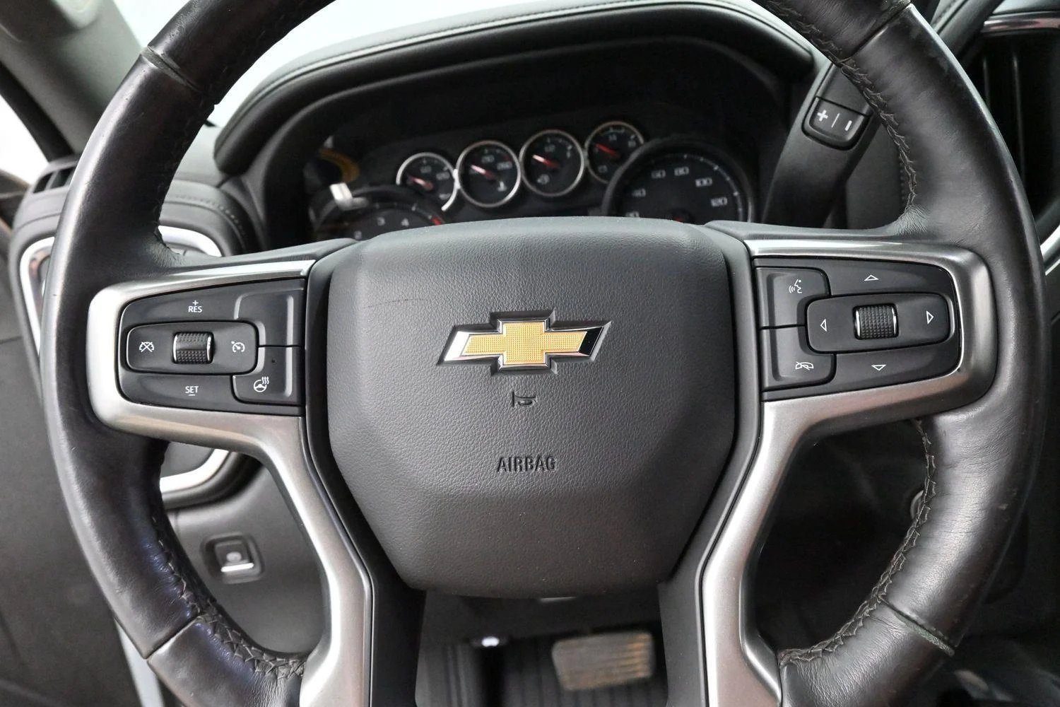 Used 2022 Summit White Chevrolet LTZ image 17