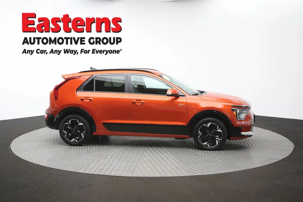 Used 2023 Red Kia Wind image 44