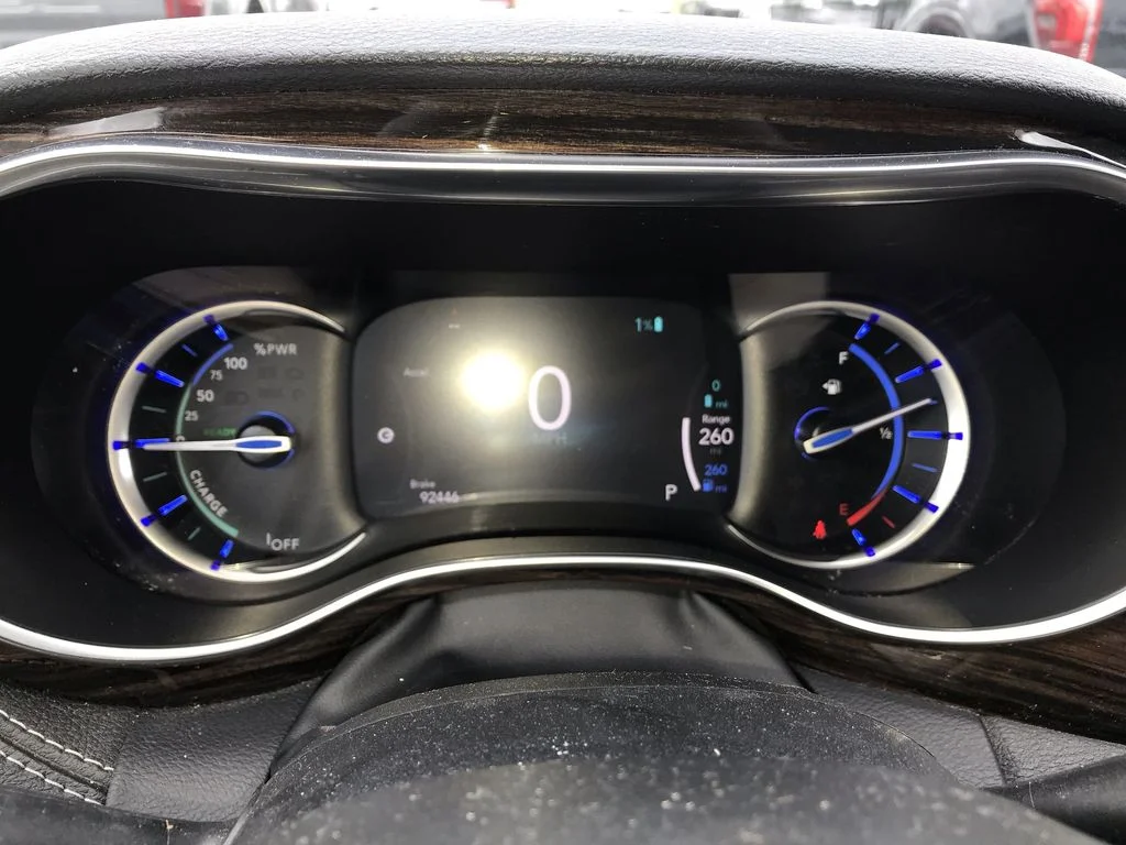 Used 2022 Silver Chrysler Limited image 15