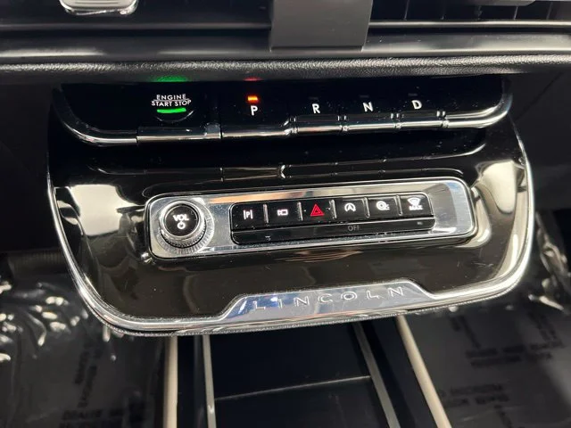 Used 2025 White Lincoln Premiere image 16