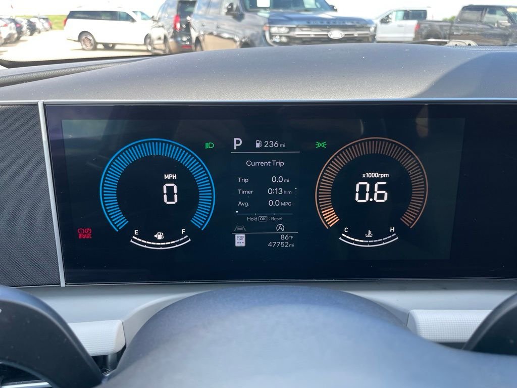 Used 2025 White Hyundai SEL image 9