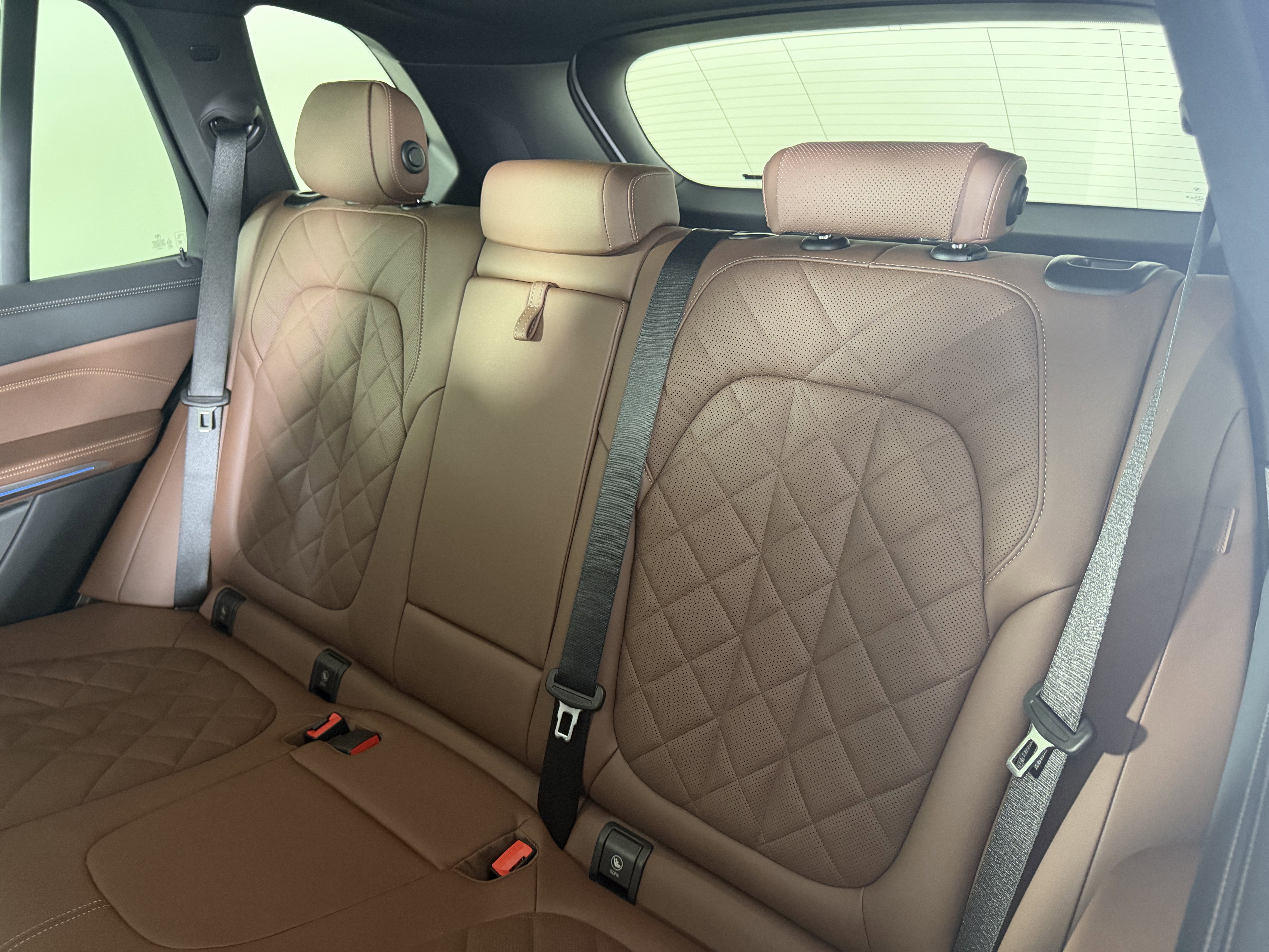 Used 2025 MINERAL WHITE MET BMW xDrive50e image 16