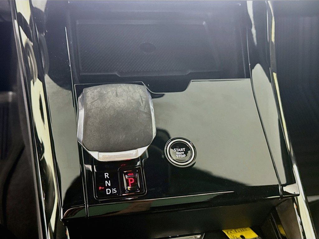 Used 2024 Black Land Rover SE image 18