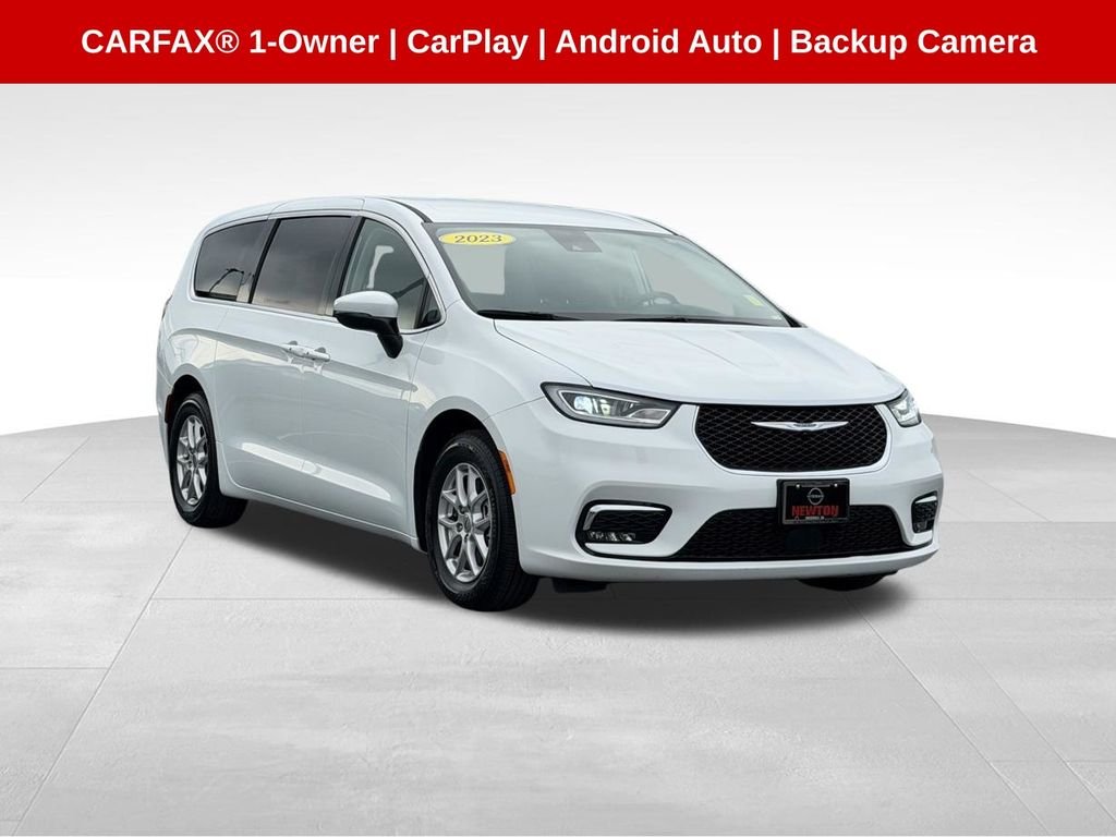 2023 Chrysler Pacifica Touring L's photo