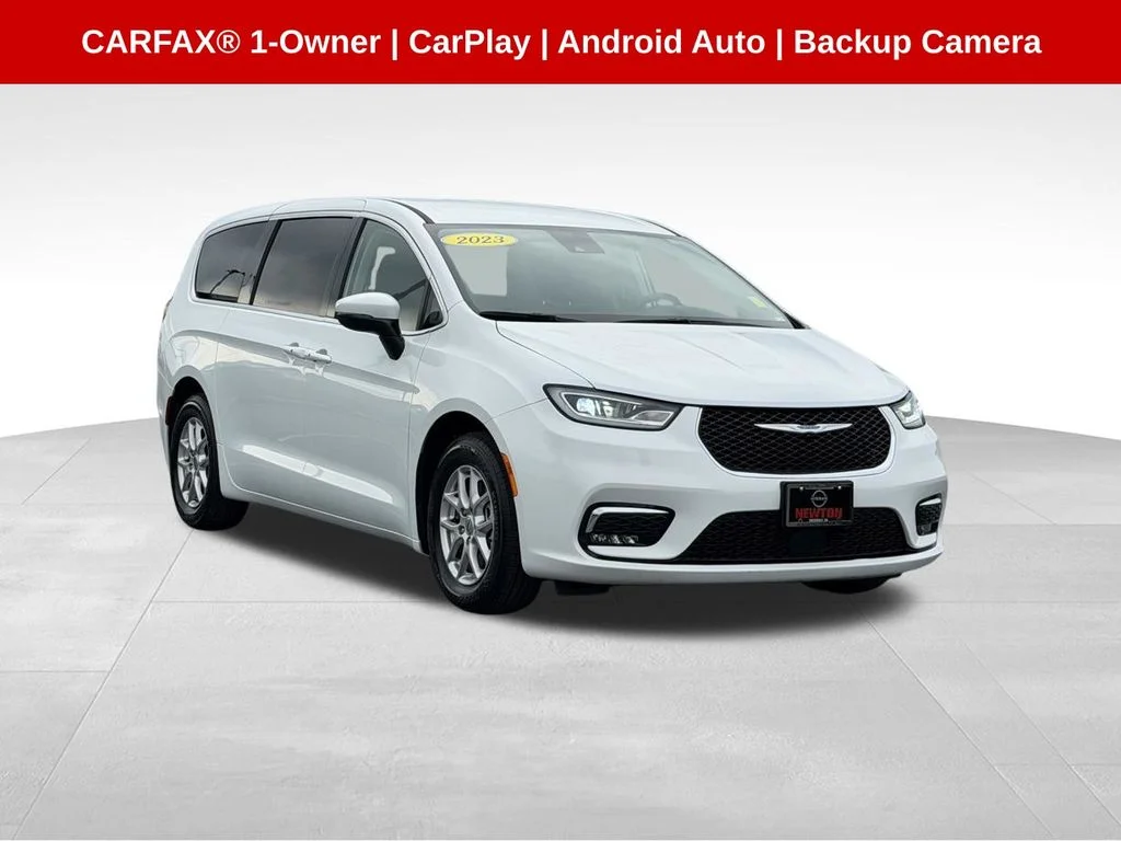 2023 Chrysler Pacifica Touring L's photo