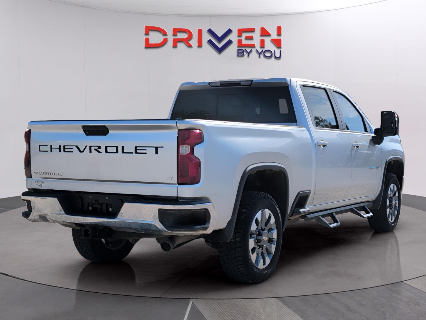 Used 2023 Silver Ice Metallic Chevrolet LT image 5