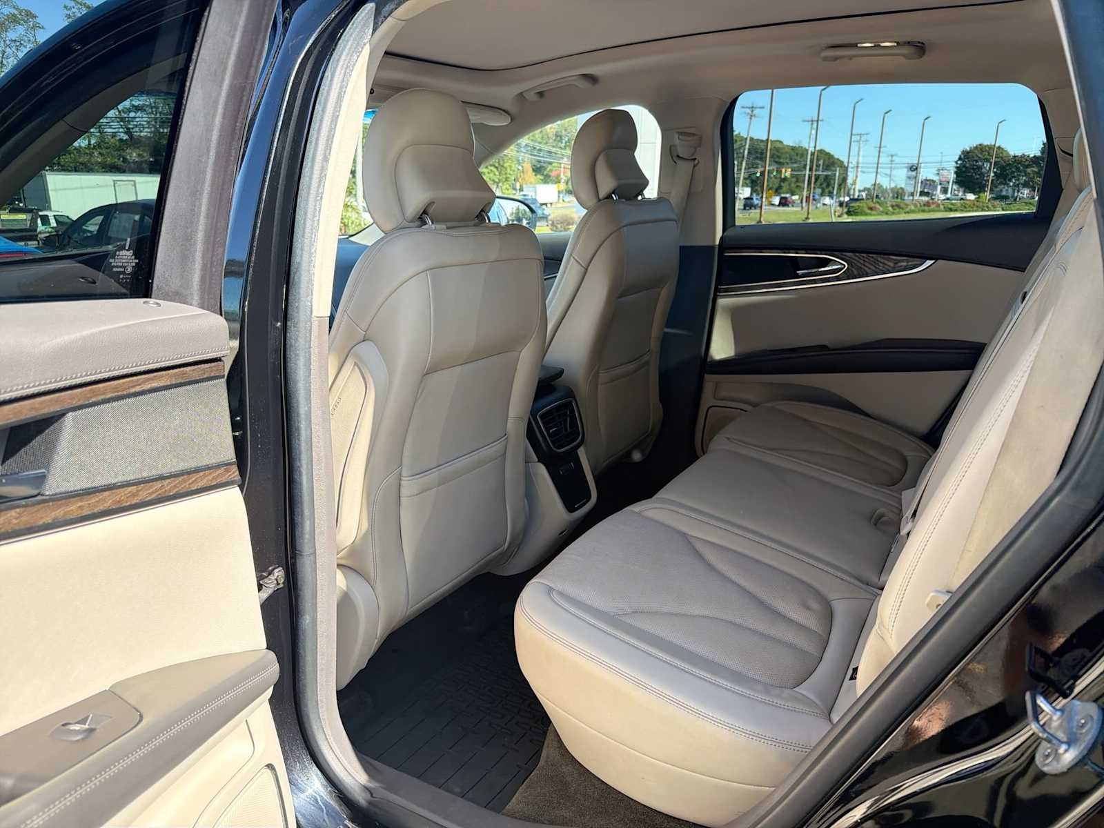 Used 2018 Black Velvet Lincoln Reserve image 12