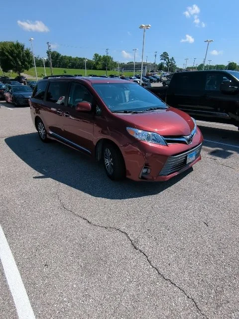 Used 2018 Red Toyota XLE image 8