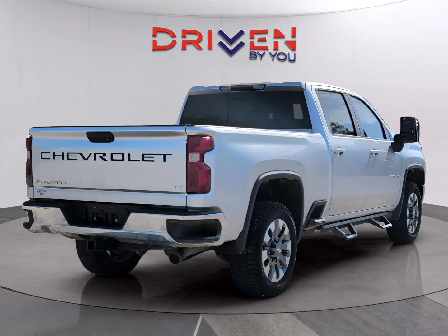 Used 2023 Silver Ice Metallic Chevrolet LT image 5