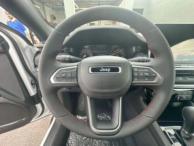 New 2026 Bright White Clear-Coat Exterior Paint Jeep Trailhawk image 16