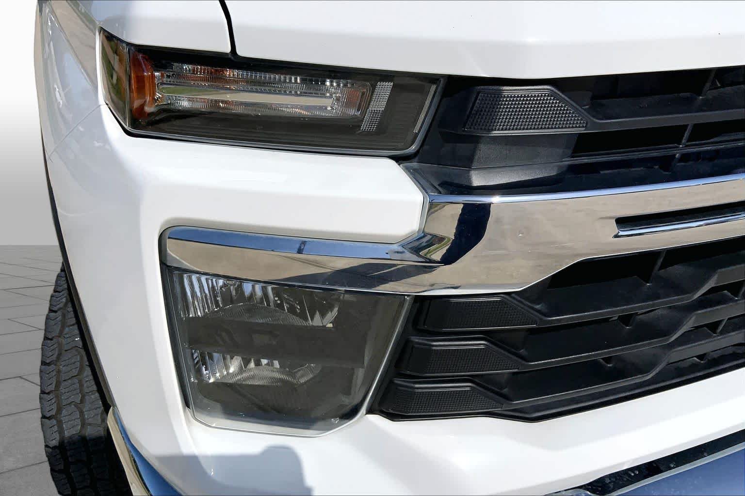 Used 2024 Summit White Chevrolet LT image 26