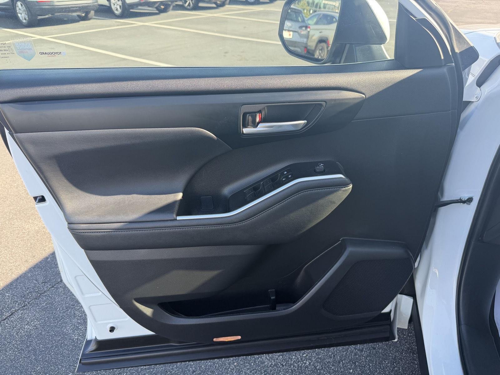 Used 2023 Wind Chill Pearl Toyota XLE image 10