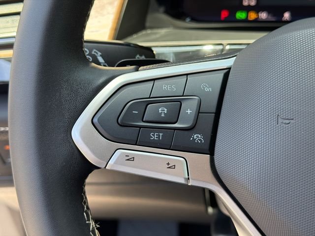 Used 2025  Volkswagen 2.0T SE w/Technology image 27