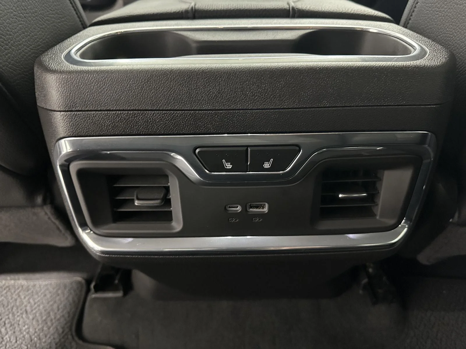 Used 2024 White Frost Tricoat GMC Denali image 21