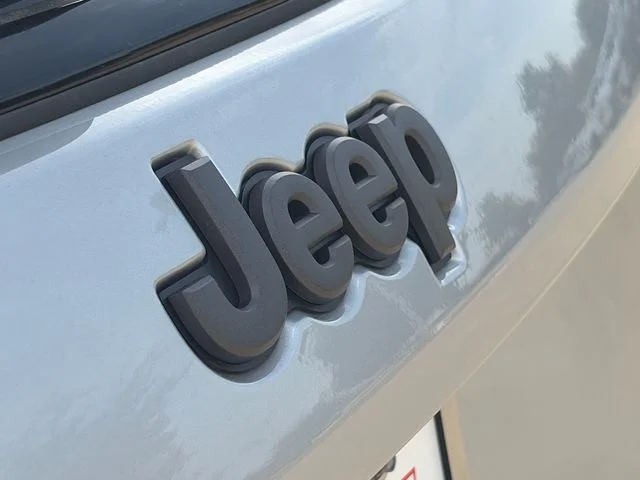 New 2026 Silver Zynith Metallic Clear-Coat Exterior Paint Jeep Latitude image 13